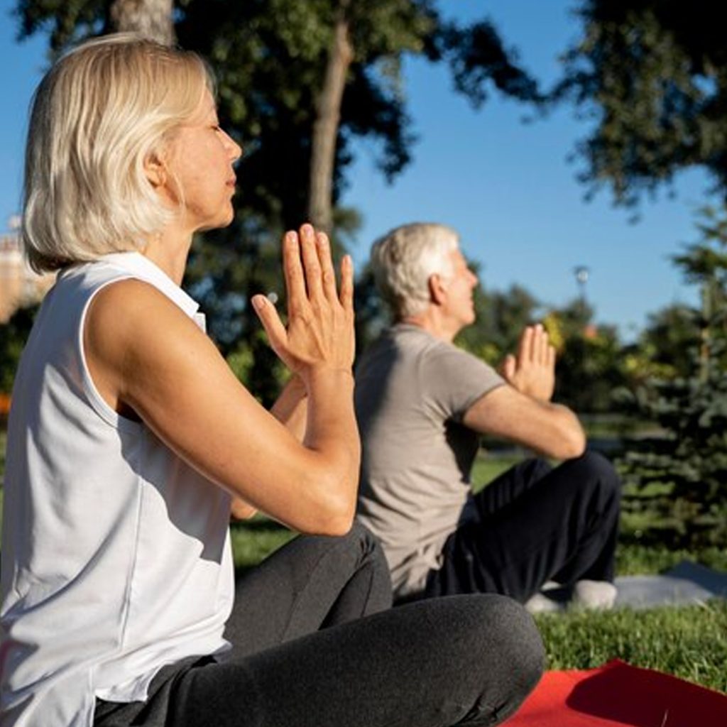 Aula de yoga para a terceira idade na Lapa