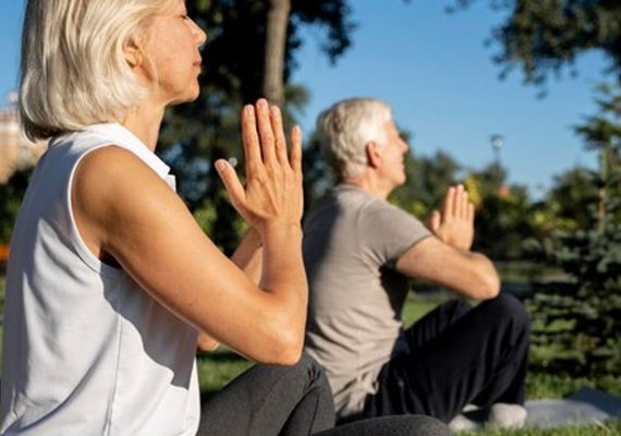 Aula de yoga para a terceira idade na Lapa